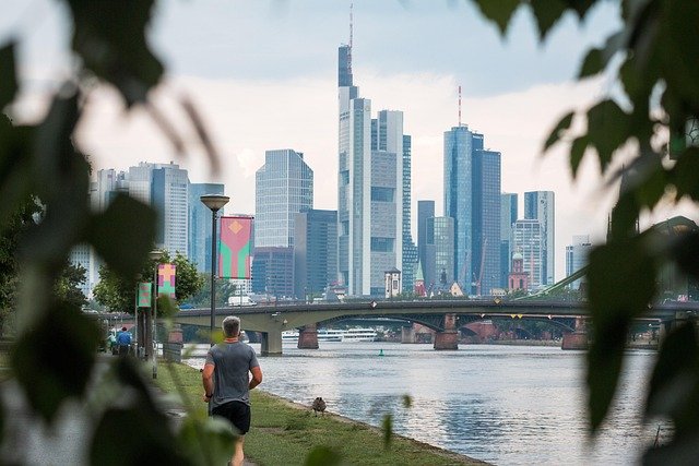 Versteckte Rooftop-Bars mit Blick auf die Frankfurter Skyline